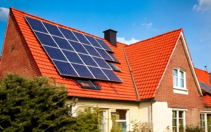 Renovering av tegeltak och installation av solpaneler på villa. Sölvesborg, Sigersvik